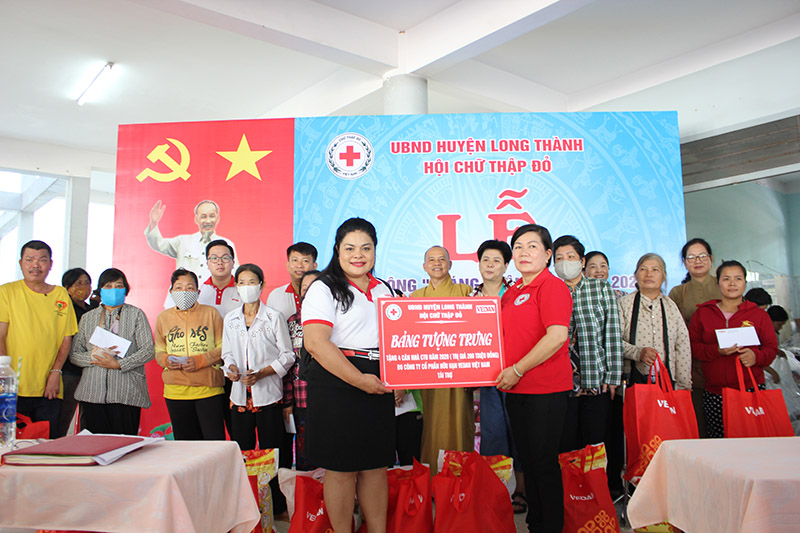 Bà Nguyễn Thu Thủy - đại diện Vedan trao bảng tượng trưng 4 căn nhà cho đại diện Hội Chữ thập đỏ huyện Long Thành, tỉnh Đồng Nai