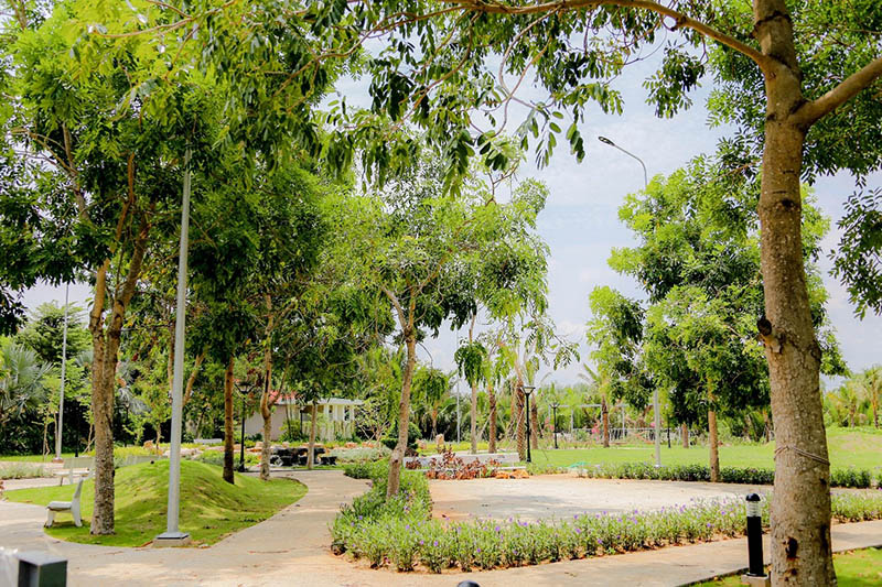 Công viên kế bên khu căn hộ được chăm chút tỉ mỉ tạo nên mảng xanh mang lại môi trường sống trong lành.
