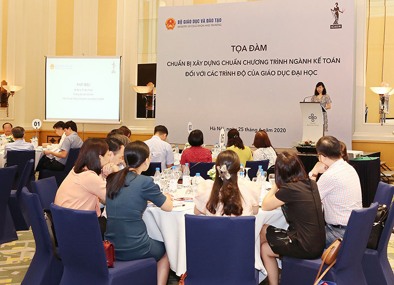 Bà Đặng Thị Mai Trang Trưởng đại diện ICAEW Việt Nam phát biểu tại Tọa đàm tổ chức tại Hà Nội.