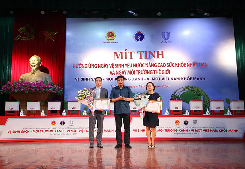 Đại diện Unilever Việt Nam Ông Đỗ Thái Vương nhận bằng khen và kỷ niệm chương từ Bộ Y tế Đại diện Unilever Việt Nam