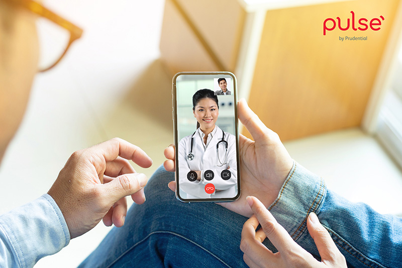Người dùng có thể thăm khám sức khỏe từ xa với các bác sĩ, chuyên gia y tế hàng đầu thông qua một chiếc điện thoại thông tin có cài đặt ứng dụng Pulse by Prudential