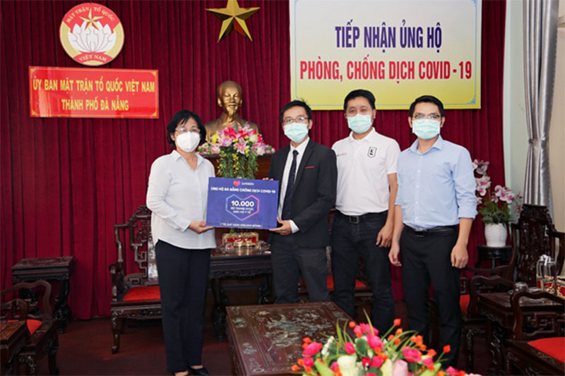 Đại diện Lazada Việt Nam trao tặng 10.000 bộ trang phục bảo vệ y tế cho đại diện Ủy ban Mặt trận Tổ Quốc Thành Phố Đà Nẵng.