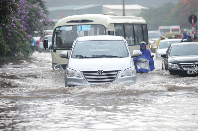 Nhiều tuyến phố của Hà Nội biến thành sông sau mỗi trận mưa lớn, khiến không chỉ người đi đường, mà người dân sống 2 bên đường khổ sở. Ảnh: Dũng Minh
