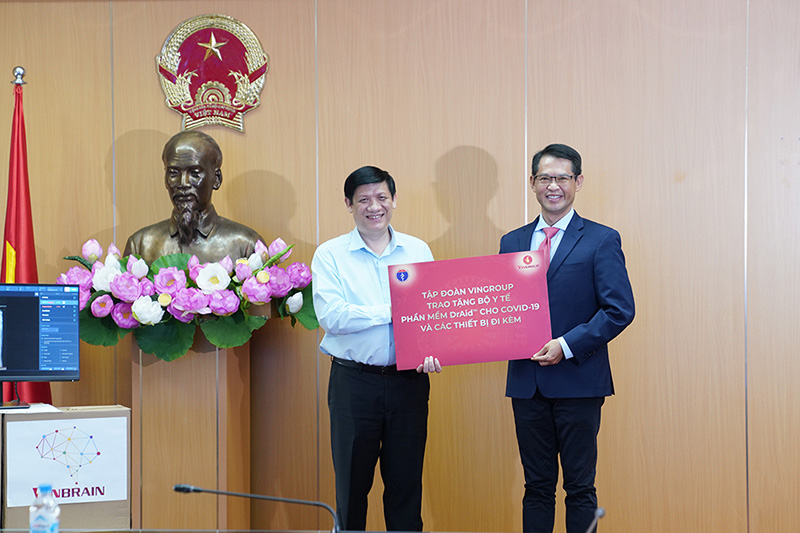 GS.TS Nguyễn Thanh Long, Quyền Bộ trưởng Bộ Y tế tiếp nhận phần  mềm DrAid ™ hỗ trợ đánh giá tiên lượng COVID-19 do Tập đoàn Vingroup trao tặng