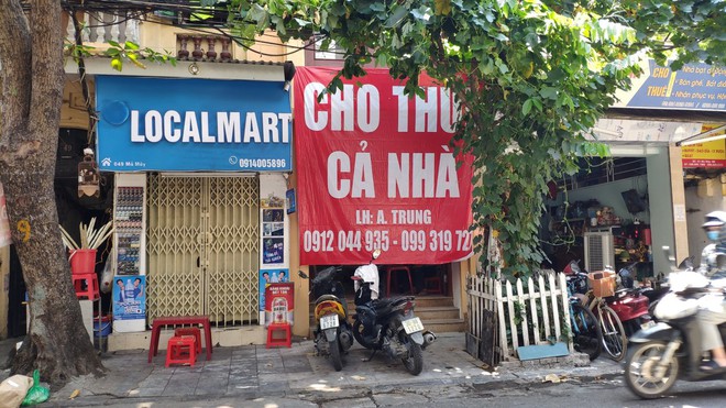 Nhiều nhà phố cổ treo biển cho thuê hoặc đóng cửa, cảnh hiếm thấy tại Hà Nội. Ảnh: Dũng Minh.