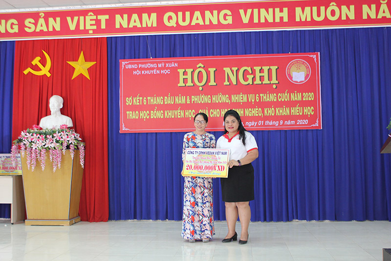 Bà Nguyễn Thu Thủy (Phó Giám đốc đối ngoại Vedan Việt Nam) trao bảng tượng trưngsố tiền tài trợ cho đại diện Hội Khuyến học phường Mỹ Xuân,thị xã Phú Mỹ.