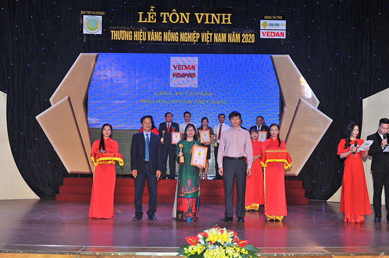 Đại diện Vedan nhận chứng nhận “Thương hiệu vàng nông nghiệp Việt Nam”  sản phẩm phụ gia thức ăn chăn nuôi Vedafeed dạng viên
