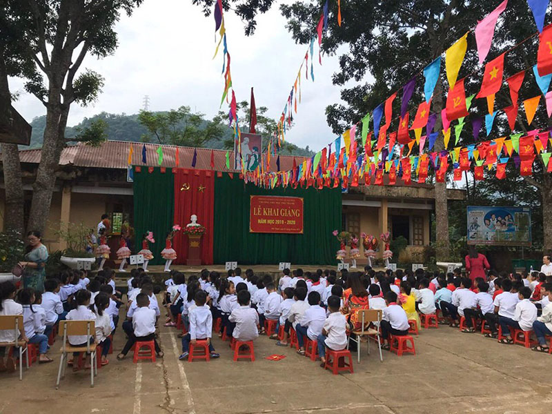 Các em học sinh trường tiểu học Phú Thanh, Thanh Hóa trong buổi khai giảng năm học mới