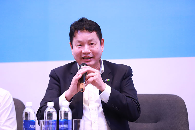 Ông Trương Gia Bình, Phó Chủ tịch Hội đồng tư vấn cải cách thủ tục hành chính, Chủ tịch HĐQT FPT, đặt câu hỏi mở cho các diễn giả.
