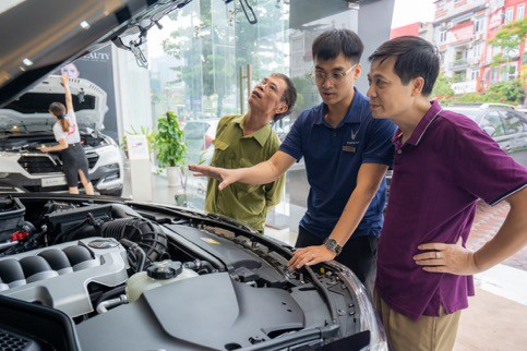 Nhân viên hãng xe Việt chia sẻ với khách hàng thông tin về động cơ V8 - 8 xi lanh xếp theo hình chữ V trên mẫu xe VinFast President