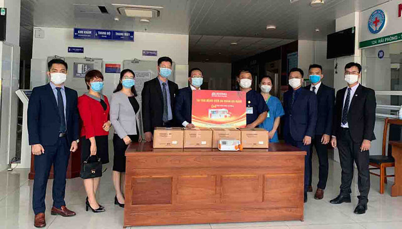 Nhân viên Generali tích cực gây quỹ thiện nguyện mua và trao tặng bốn máy bơm tiêm tự động cho Bệnh viện Đa khoa Đà Nẵng, hỗ trợ thành phố phòng chống dịch Covid-19