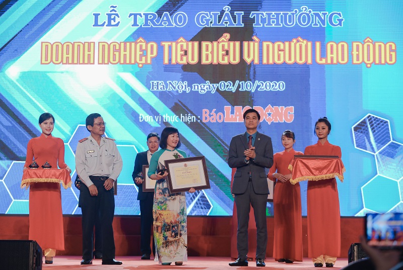 Đại diện Công ty Vedan nhận bằng khen từ ban tổ chức