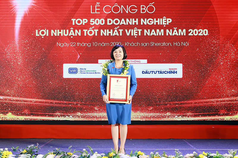 Bà Nguyễn Thị Trâm - Giám đốc Cấp cao Vùng, Ban Điều hành Kinh doanh Cấp cao Chubb Life Việt Nam nhận giải thưởng
