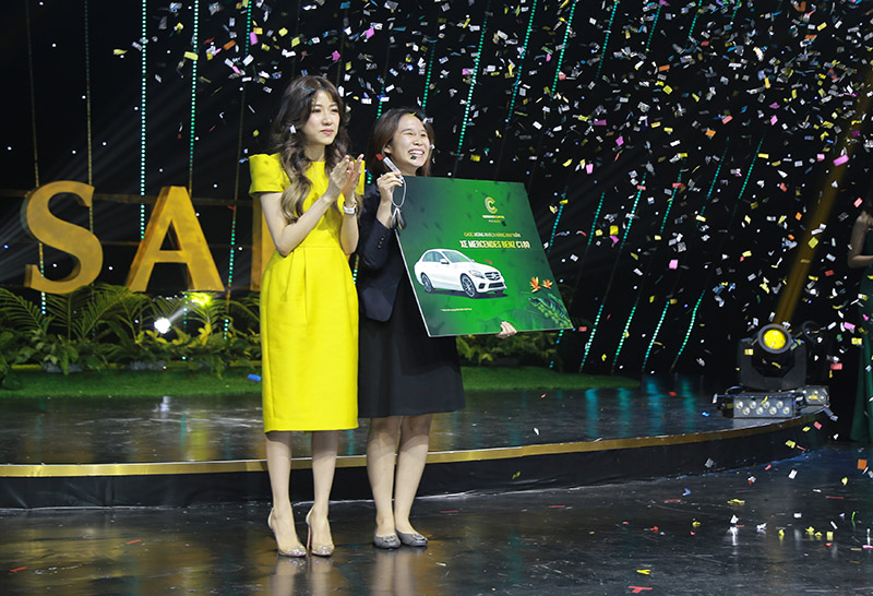Bà Nguyễn Phương Anh –Phó TGĐ Tập đoàn Tân Á Đại Thành – trao tặng chiếc xe Mercedes Benz C180 cho Đại lý được nhà đầu tư ủy quyền.