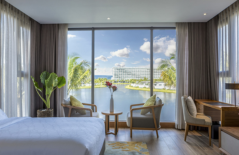 Một góc phòng ngủ view hồ tại biệt thự nghỉ dưỡng Mövenpick Resort Waverly Phú Quốc