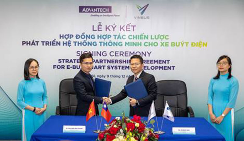 Ông Nguyễn Văn Thanh – Phó Tổng giám đốc VinBus (bên trái) và ông Đỗ Đức Hậu – Tổng giám đốc Advantech VN (bên phải) ký Hợp đồng hợp tác chiến lược phát triển hệ thống quản lý điều hành xe buýt thông minh