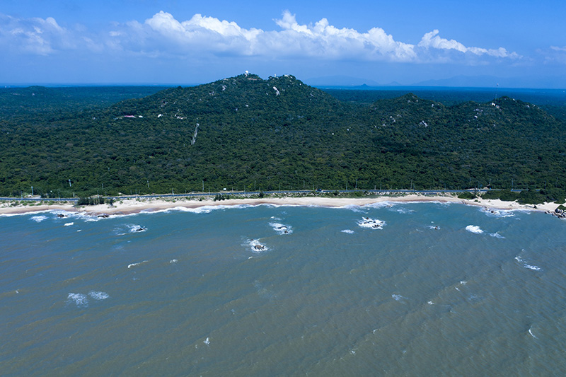 Đường bờ biển trải dài hơn 30 km của Hồ Tràm thích hợp cho nhiều hoạt động trải nghiệm biển. Ảnh: Hữu Khoa.
