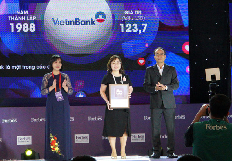 Đại diện VietinBank được vinh danh trong Top 50 Thương hiệu dẫn đầu năm 2020