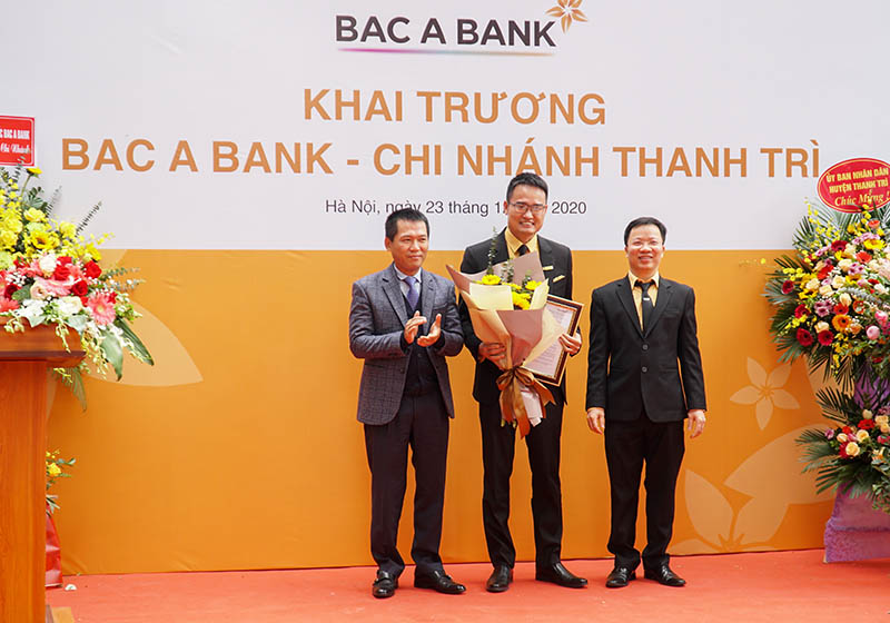 Ông Nguyễn Văn Dương, Giám đốc BAC A BANK chi nhánh Thanh Trì đón nhận quyết định thành lập từ Ban Lãnh đạo BAC A BANK