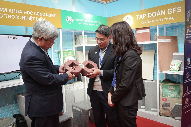 Ông Nguyễn Linh Ngọc - Phó Chủ tịch Tập đoàn GFS giới thiệu vật liệu ứng dụng công nghệ tiên tiến tại triển lãm (ngoài cùng bên trái)
