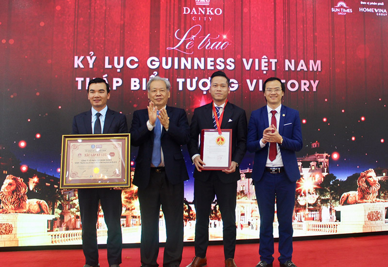Tiến sĩ Thang Văn Phúc - Nguyên Thứ trưởng Bộ Nội vụ, Chủ tịch TW Hội Kỷ lục gia Việt Nam (Thứ 2 từ trái qua) trao bằng xác lập và huy hiệu Kỷ lục đến đại diện Công ty CP Tập đoàn DanKo