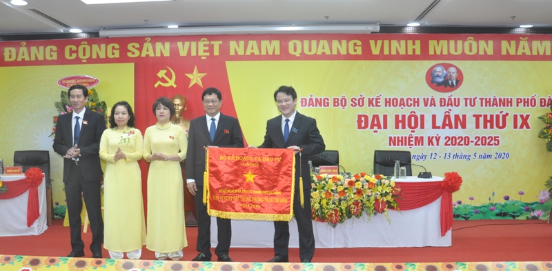 Thứ trưởng Bộ KH&ĐT, ông Trần Quốc Phương tặng Cờ thi đua cấp Bộ cho Sở Kế hoạch và Đầu tư TP. Đà Nẵng vì đã có thành tích xuất sắc trong phong trào thi đua năm 2019.