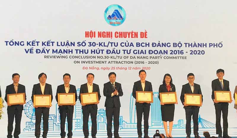 Bà Trần Thị Thanh Tâm - Giám đốc Sở KH&ĐT TP. Đà Nẵng nhận bằng khen của UBND TP.Đà Nẵng vì có thành tích xuất sắc trong công tác thu hút đầu tư của thành phố.
