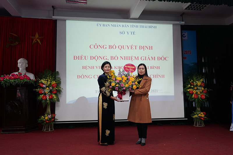 Phó Chủ tịch UBND tỉnh Thái Bình Trần Thị Bích Hằng tặng hoa chúc mừng tân Giám đốc Bệnh viện Đa khoa tỉnh
