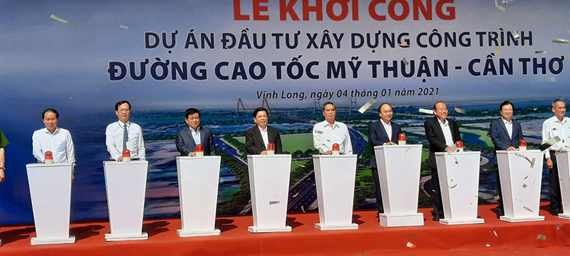 Thủ tướng Chính phủ Nguyễn Xuân Phúc thực hiện nghi thức khởi công Dự án đầu tư xây dựng công trình đường cao tốc Mỹ Thuận - Cần Thơ