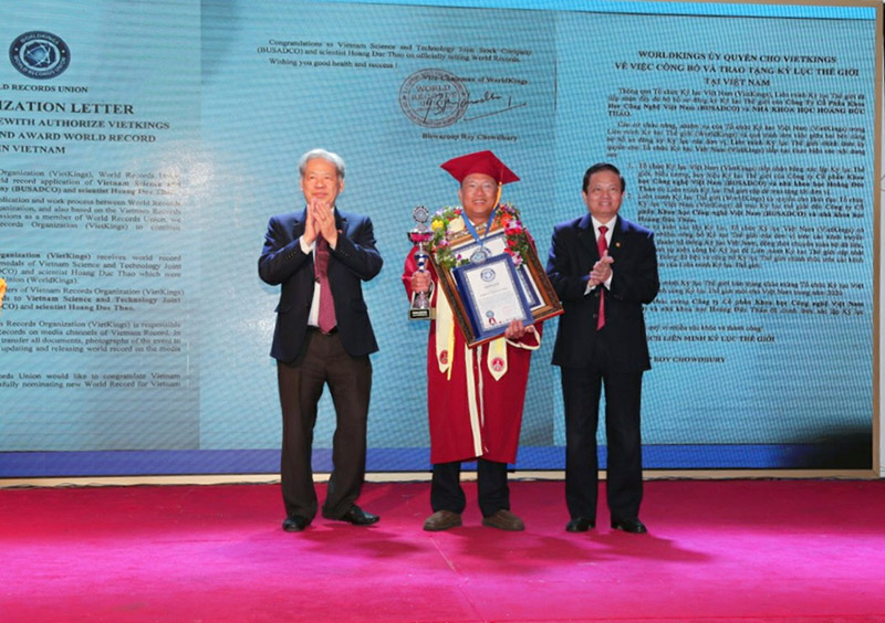 Anh hùng Lao động - Nhà khoa học Hoàng Đức Thảo- Chủ tịch HĐQT, Tổng giám đốc  Công ty cổ phần khoa học công nghệ Việt Nam xác lập kỷ lục thế giới.