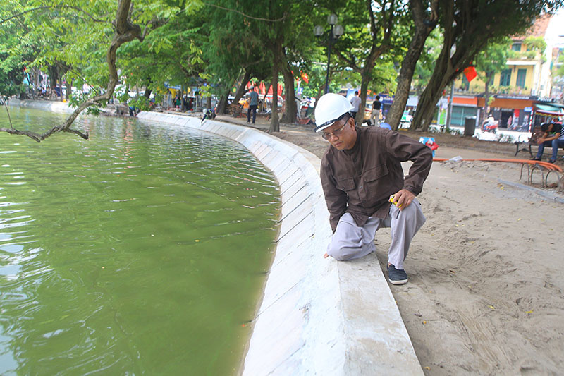 Chủ tịch HĐQT, Tổng giám đốc Busadco Hoàng Đức Thảo kiểm tra công trình kè bờ hồ Hoàn Kiếm được xây dựng bằng bê tông cốt phi kim