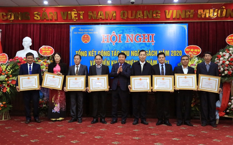 Phó Chủ tịch thường trực UBND tỉnh Thái Bình Nguyễn Quang Hưng trao bằng khen của Chủ tịch UBND tỉnh cho các tập thể và cá nhân ngành thuế có thành tích xuất sắc năm 2020