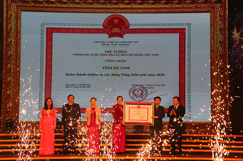 Phó thủ tướng Trịnh Đình Dũng trao Bằng công nhận hoàn thành nhiệm vụ xây dựng nông thôn mới năm 2020 cho tỉnh Hà Nam