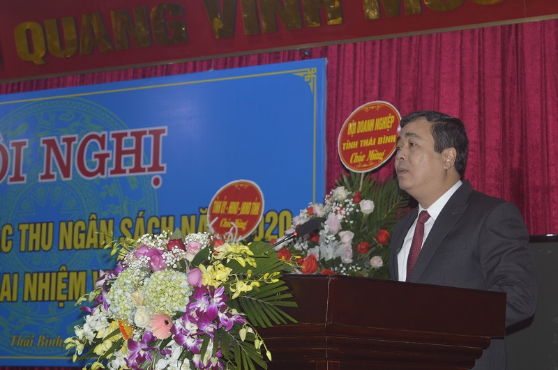 Ủy viên dự khuyết Trung ương Đảng, Bí thư Tỉnh ủy Thái Bình Ngô Đông Hải tặng hoa chúc mừng ngành thuế