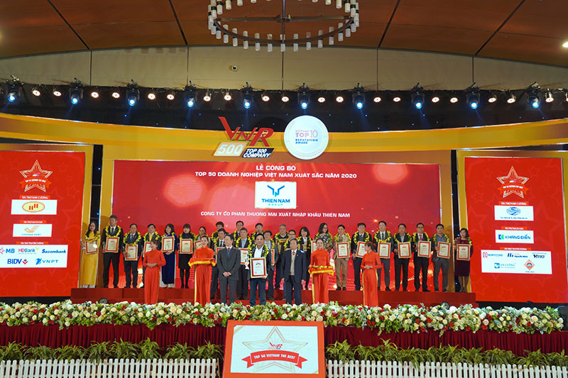 Đại diện Thiên Nam Group nhận giải thưởng TOP 50 doanh nghiệp xuất sắc Việt Nam năm 2020