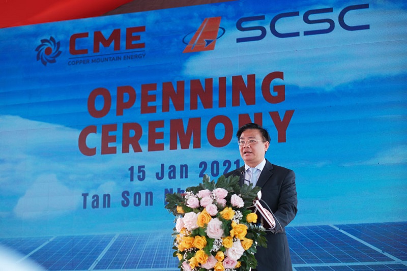 Ông Bùi Trung Kiên, Tổng Giám đốc CME giới thiệu những tấm pin trên công trình điện mặt trời mái nhà SCSC – CMES đạt công suất 1,1 MWp