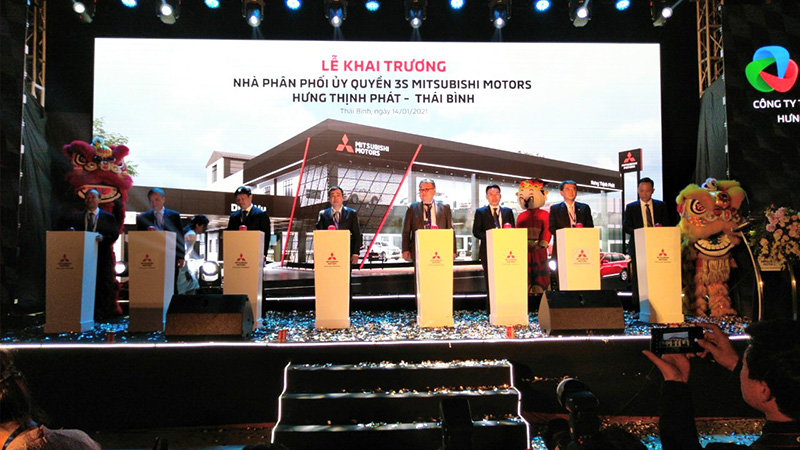 Các Đại biểu thực hiện Nghi thức Nhấn nút khai trương Đại lý 3S Mitsubishi Hưng Thịnh Phát - Thái Bình.