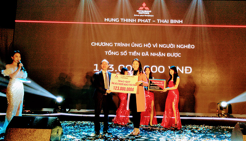 Ông Phạm Đình Thức – Tổng giám đốc Công ty TNHH Ô tô Xe máy Hưng Thịnh Phát - Đại diện Mitsubishi Motors Hưng Thịnh Phát – Thái Bình trao quà tài trợ cho Quỹ vì người nghèo Thành phố Thái Bình.