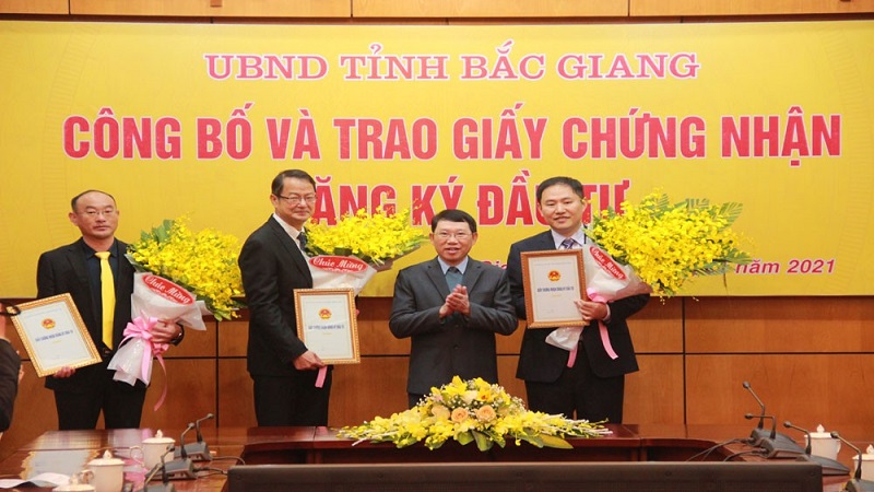Chủ tịch UBND tỉnh Bắc Giang Lê Ánh Dương trao giấy chứng nhận đăng ký đầu tư cho các tập đoàn, doanh nghiệp. 