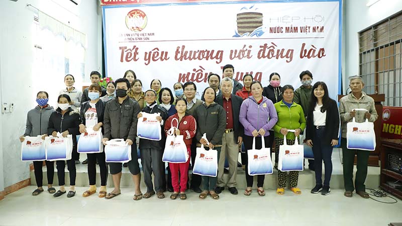 Đoàn Hiệp hội Nước mắm Việt Nam đến thăm và trao quà Tết cho 40 hộ gia đình tại 2 huyện Mộ Đức và Bình Sơn có hoàn cảnh khó khăn và bị ảnh hưởng bởi bão lũ 