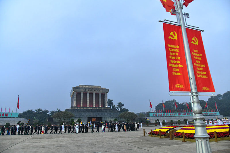 Đoàn Đại biểu vào viếng Lăng Chủ tịch Hồ Chí Minh