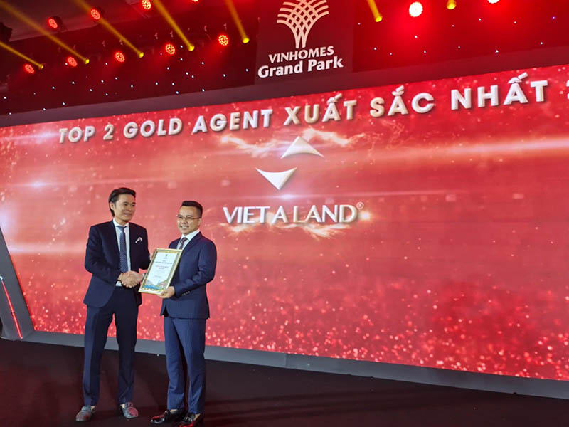 Ông Trần Trường Sơn - Giám Đốc QHĐL Vinhomes trao bằng khen chứng nhận “TOP 2 đại lý Gold xuất sắc 2020” cho ông Trần Văn Chinh - Đại diện Việt Á Land.