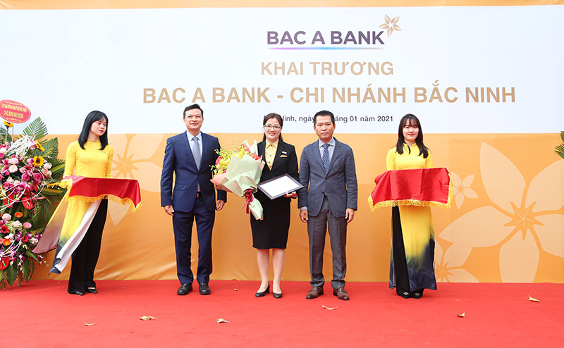 Ông Đặng Trung Dũng - Phó TGĐ Thường trực ngân hàng TMCP Bắc Á trao quyết định và tặng hoa cho BAC A BANK Chi nhánh Bắc Ninh