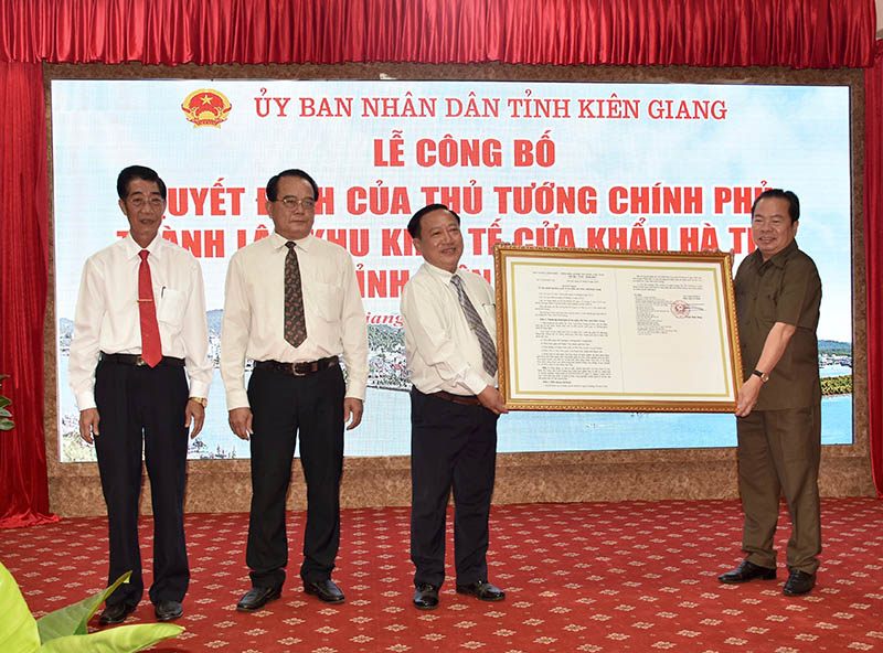 Lãnh đạo tỉnh Kiên Giang công bố Quyết định của Thủ tướng Chính phủ về việc thành lập Khu kinh tế cửa khẩu Hà Tiên.
