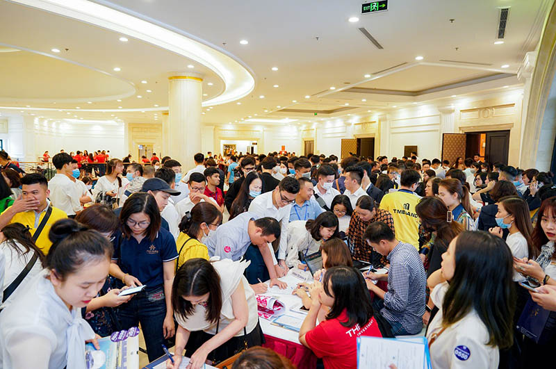 Hàng nghìn khách hàng hòa mình vào bầu không khí tưng bừng của sự kiện Nhà đẹp, xe sang - ngập tràn may mắn