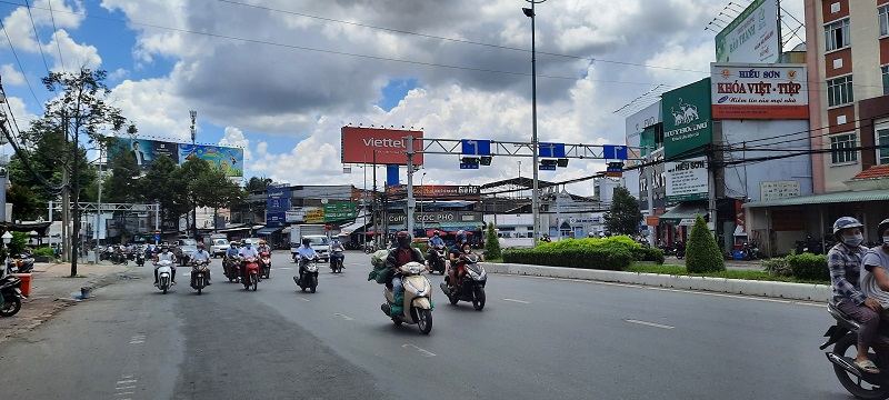 Nút giao giữa đường Mậu Thân- đường 3 tháng 2, quận Ninh Kiều thường bị ùn tắt giao thông vào giờ cao điểm