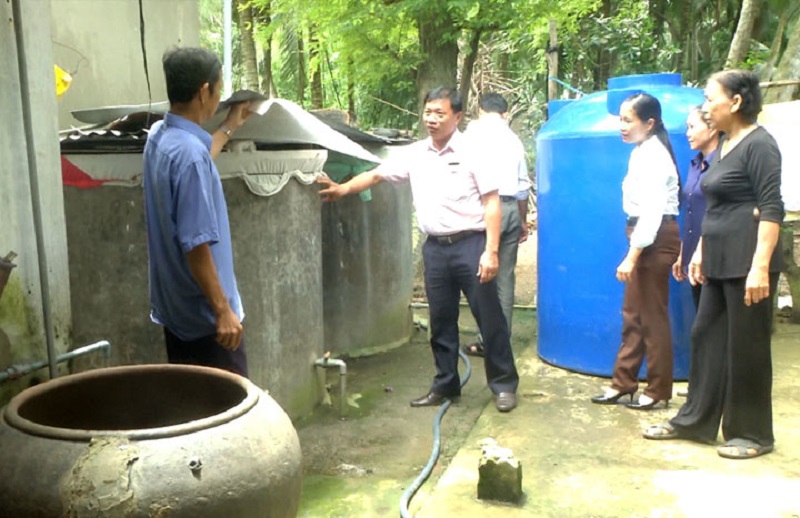 Người dân huyện Thạnh Phú, tỉnh Bến Tre mua bồn nhựa, xây ống hồ xi măng để trữ nước ngọt dùng cho sinh hoạt . Ảnh: Minh Mừng (Nguồn: www.bentre.gov.vn)