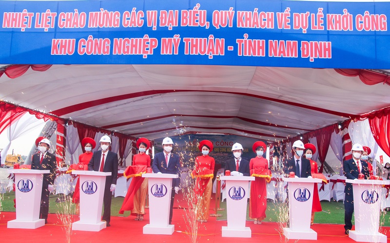 Các đại biểu ấn nút động thổ khởi công Dự án đầu tư xây dựng hạ tầng KCN Mỹ Thuận