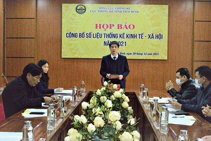 Ông Tăng Bá Phúc, Cục trưởng Cục Thống kê Thái Bình thông tin tại buổi họp báo