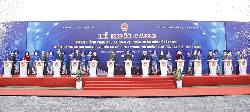Chủ tịch nước Nguyễn Xuân Phúc cùng lãnh đạo Đảng, Chính phủ, lãnh đạo tỉnh và các đại biểu thực hiện nghi thức khởi công.